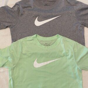 2 Nike Logo Boys Performance T-Shirts XL